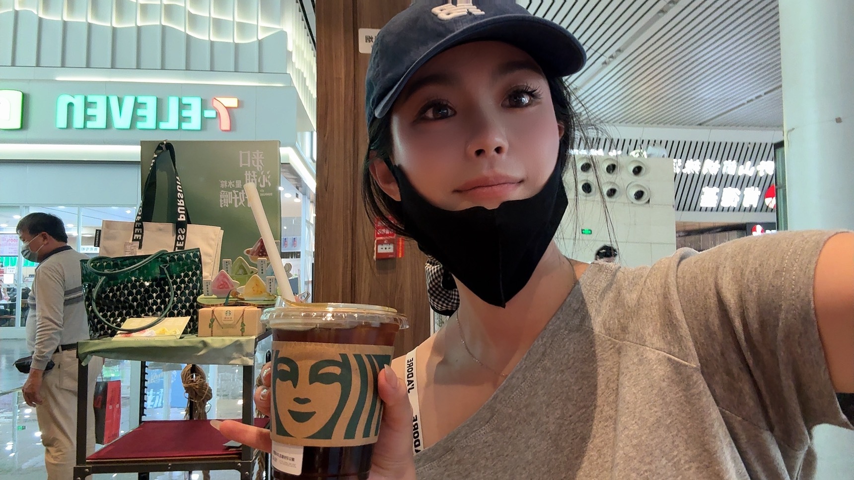 没事美式冰美式 美就完事[可乐]高铁🚄中转郑州中  ​​​