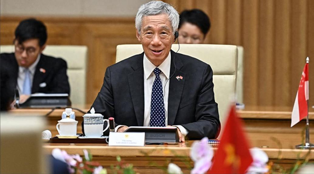 李显龙在新加坡当了20年总理，以国务资政身份去伦敦开会时，曾直接放话：中国老了，