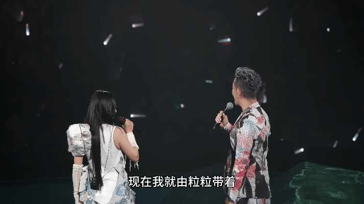 任贤齐陈粒北京演唱会嘉宾 夜幕降临，舞台上的光影如梦如幻，任贤齐和陈粒一同唱响的