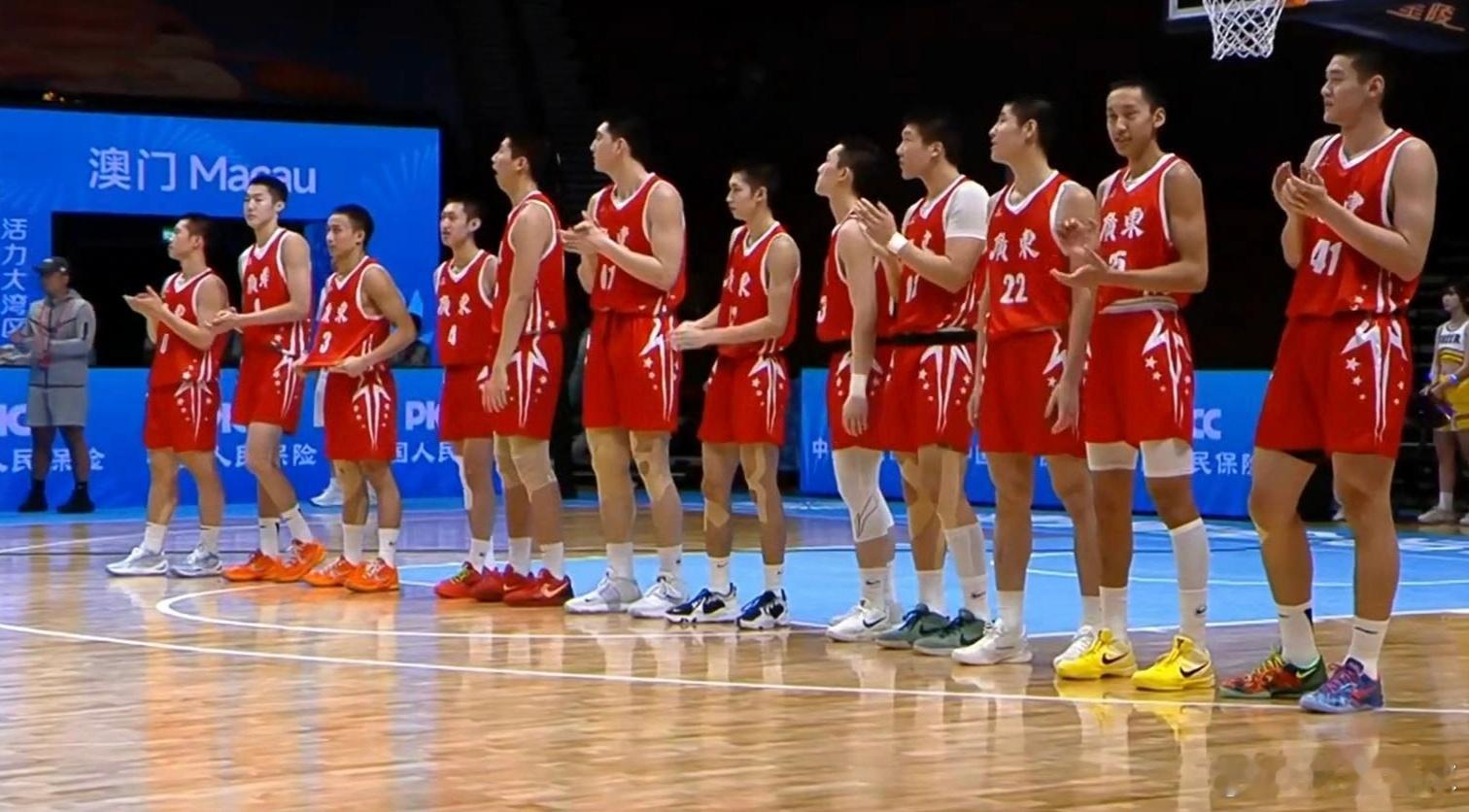 广东U18男篮小组赛拿下三连胜，以小组第一名强势晋级八强，淘汰赛首场将于明晚对阵