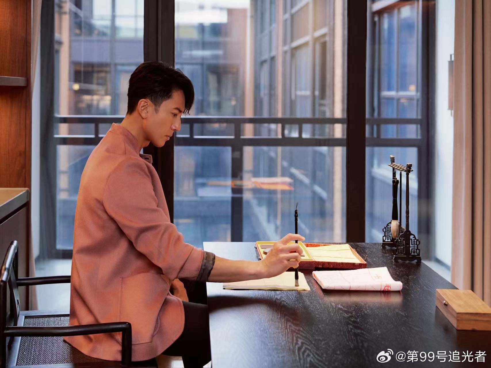 吴尊新中式造型出发巴黎男装周还得是吴尊呀，这次的出发图状态也是非常好了，整个人气