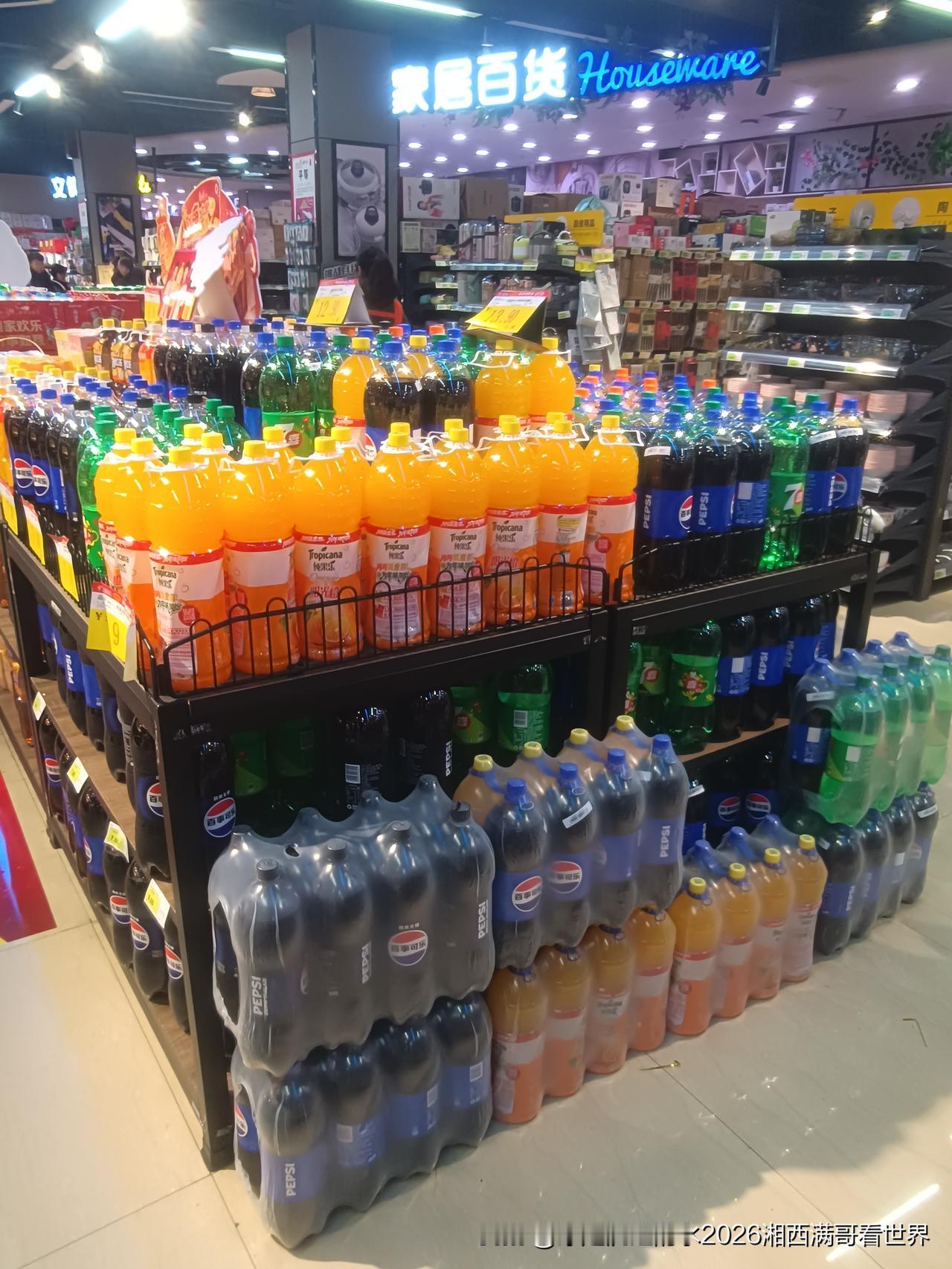 今天到几家大型超市转了一圈，发现以前国内饮料品牌巨头娃哈哈居然都没有打堆头，原来