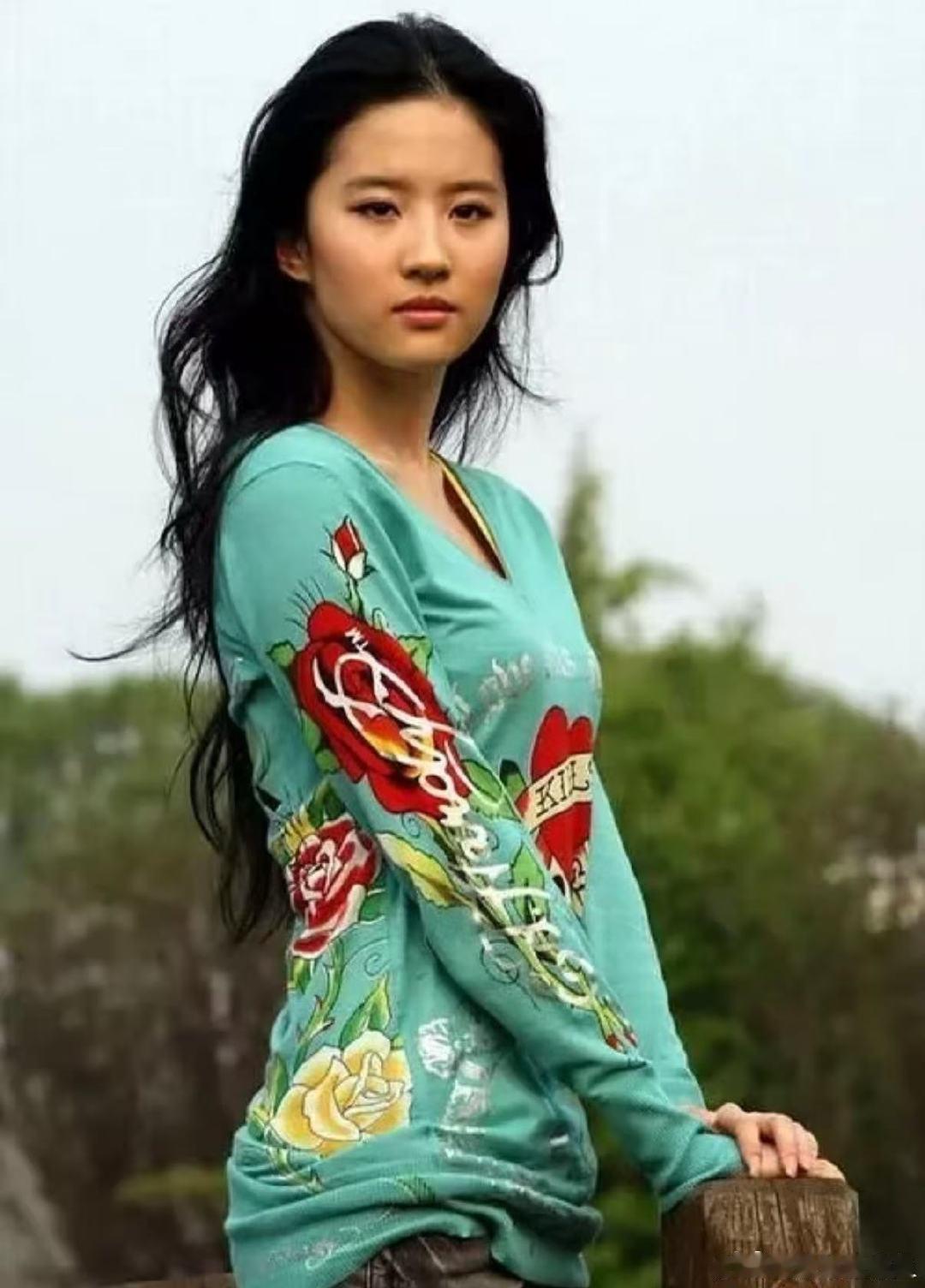 终于知道上帝给刘亦菲关上哪扇窗了原来上帝留给刘亦菲的小短板在私服穿搭上，穿搭随性