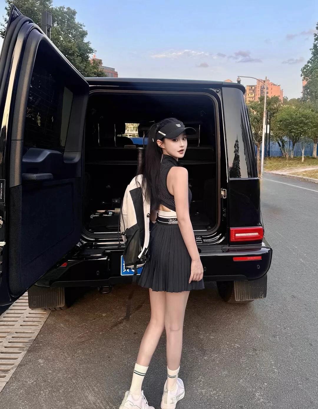 时尚少女与黑色SUV的酷炫搭配，尽显青春活力！🚗👸🏻‍🎤