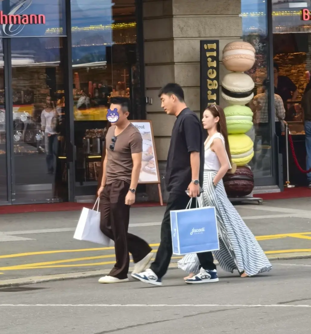 马筱梅两口子瑞士逛街，走路仪态好好。