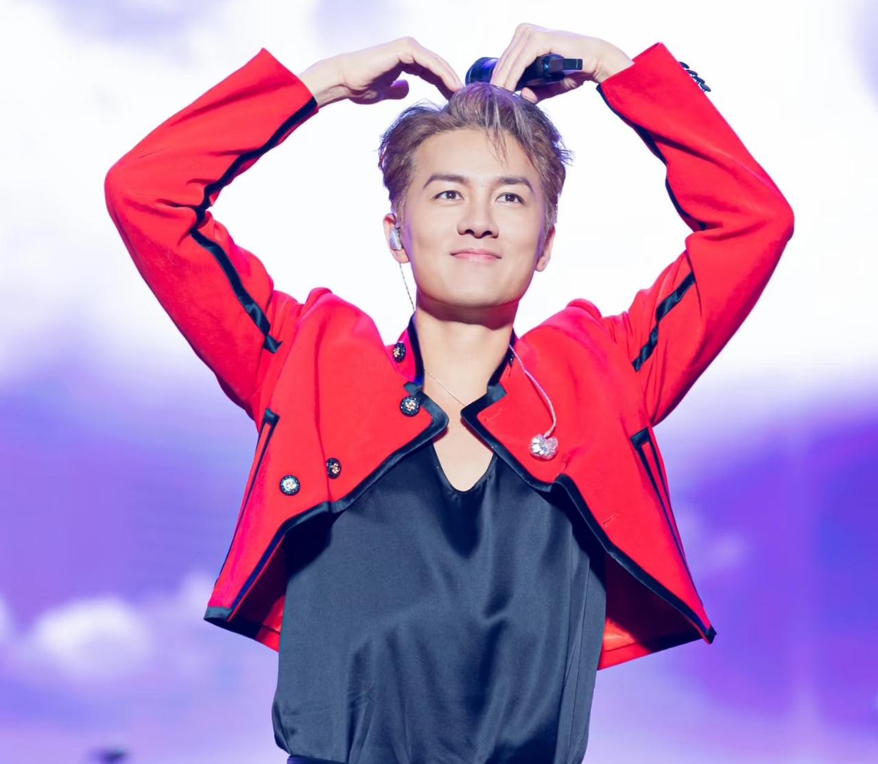 我终于终于知道了，
吴克群这些年为什么一直不瘟不火的原因了，不是他不够帅，也不是