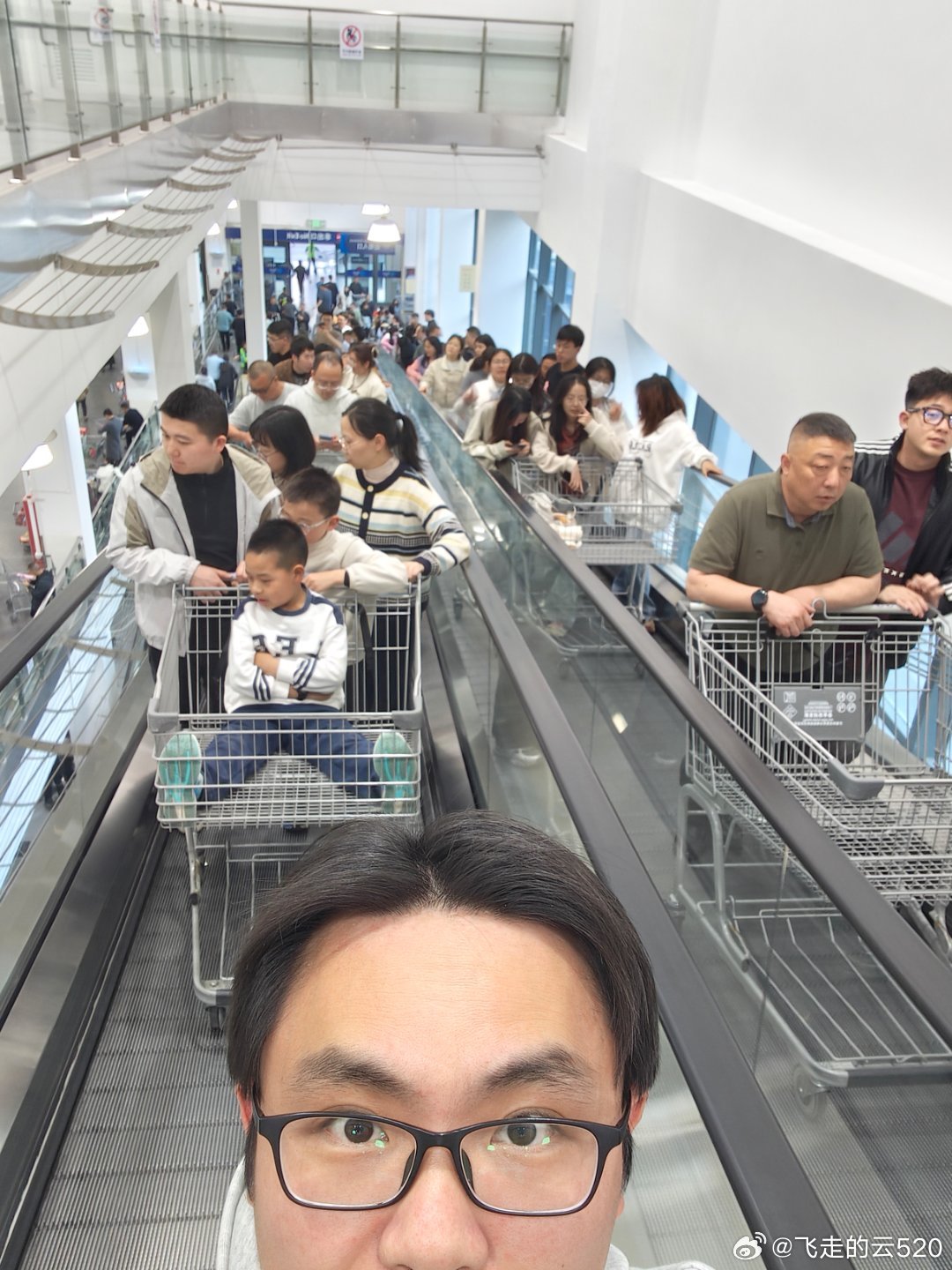 南通的山姆会员店，今天人太多了。因为地下的车库特别大，所以说在地下入口排队的人特