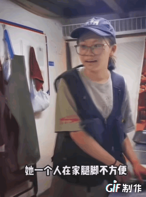“这格局直接封神！”后厨女生打包员工餐剩菜被老板撞见，慌得赶紧解释是给腿脚不便的