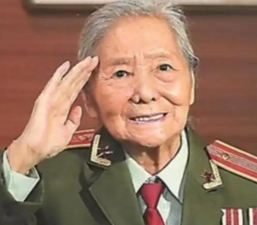 1979年，我国女翻译刘禄曾在美国访问期间，突然发现一名美国男子一直盯着她看，几