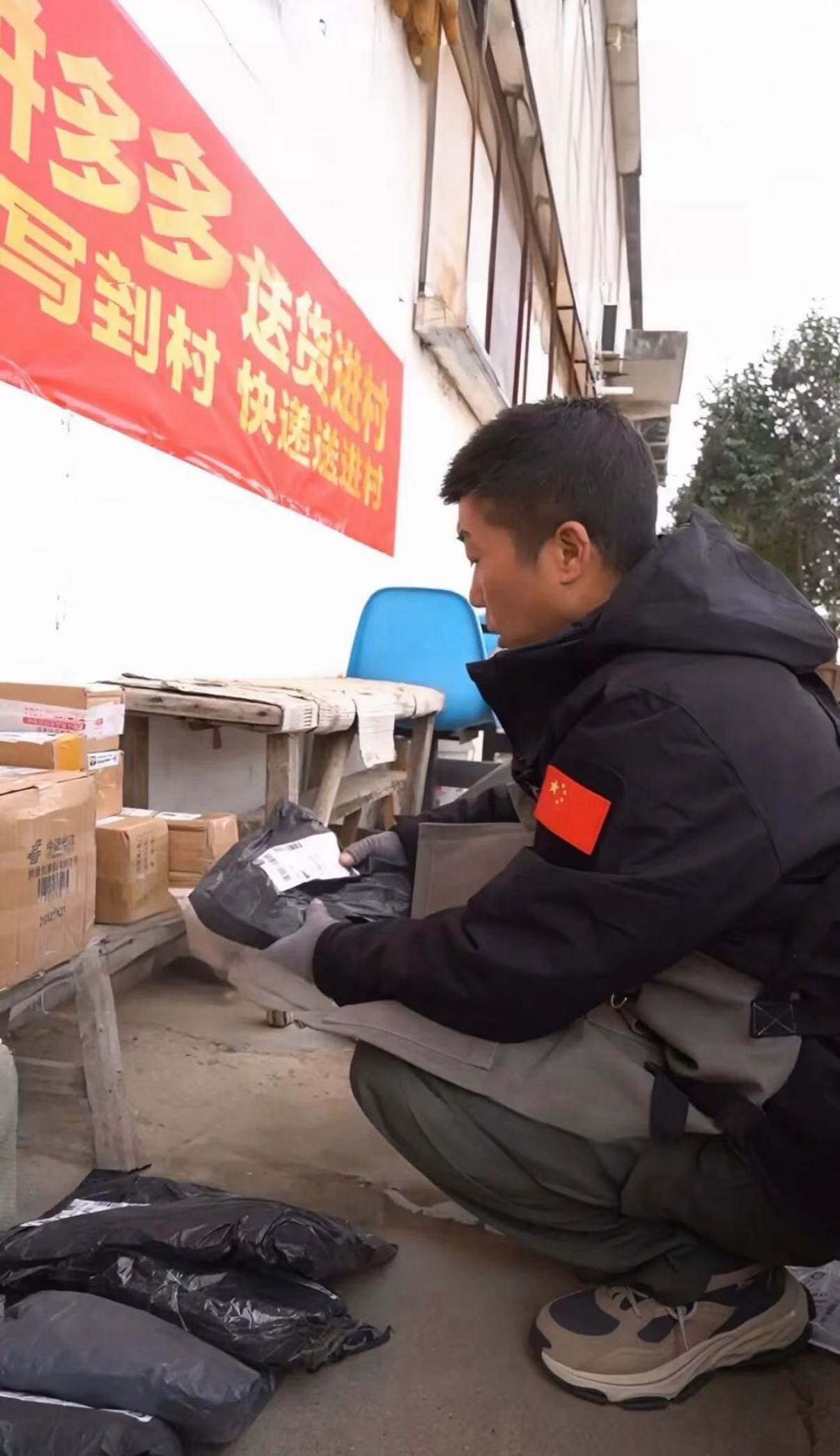 在外打拼的娃靠拼多多送孝心回家以前给老家寄东西，爸妈总得跑几公里以外的镇上取。现