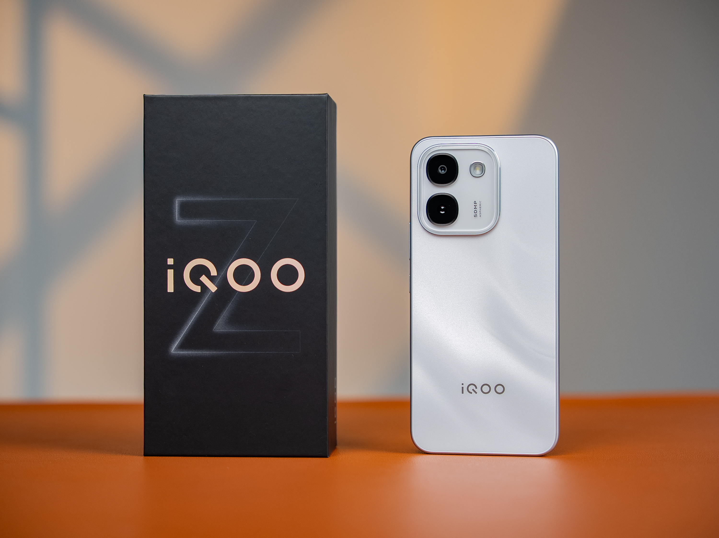 iQOO Z11S雪屿白这个配色看着干净清爽，磨砂后盖质感细腻，光影下自带淡淡的