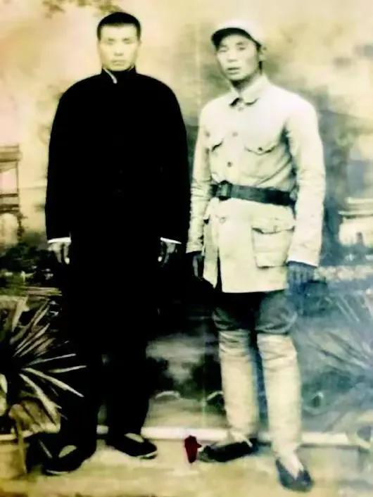 1942年，八路军队长进城打探敌情，不料被日军发现，他躲进棺材出城，但日军竟打开