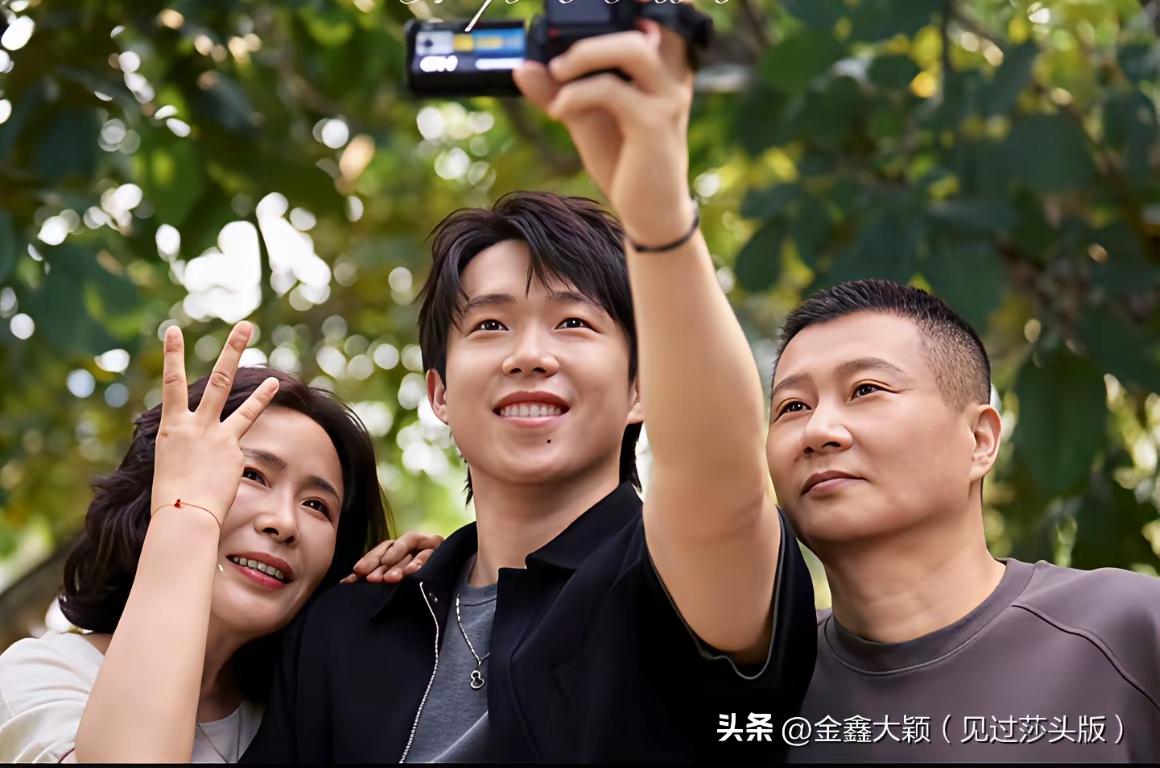 网友注意到了这个细节，楚钦老爸的手，抚慰在老妈的手上，网友说这是一个有爱的家庭，