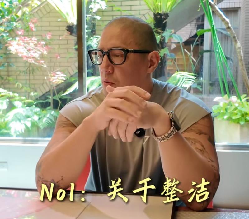 5月7日，蒋友柏，这位49岁的男人晒出自己的家，顺便甩出两条铁律：不美的东西不能
