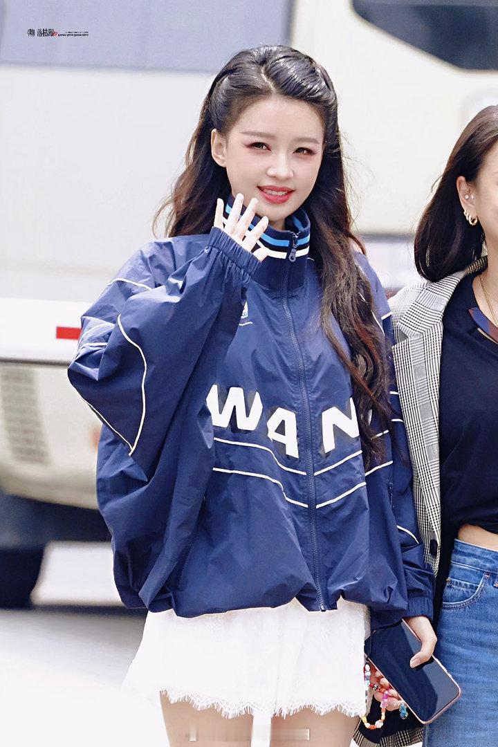 孙怡在江语晨范玮琪背后比耶乘风2026 孙怡可能觉得自己比耶很隐蔽。但粉丝的镜头