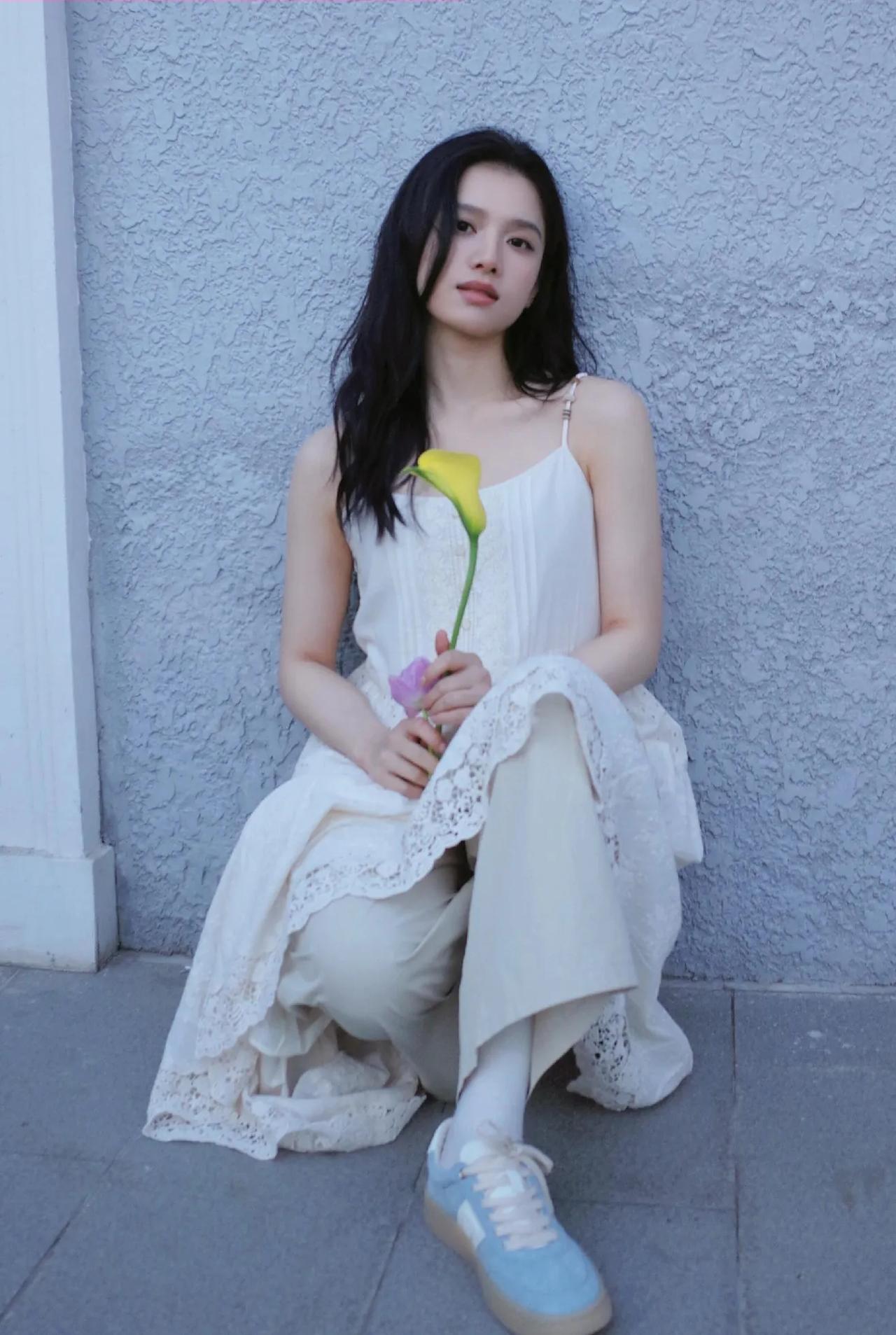 张婧仪私服太会穿✨
 
吊带裙叠穿阔腿裤，松弛感拉满，减龄又高级！
张婧仪 明星