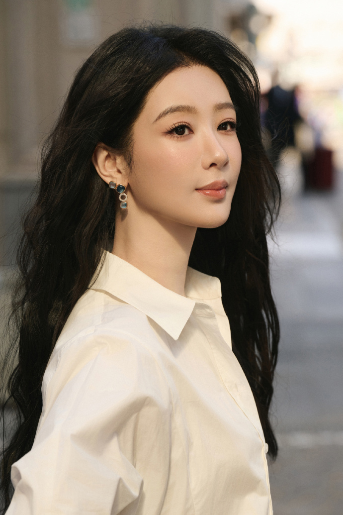 杨紫静坐一隅放空自己杨紫港风女友安静放空的模样，温柔氛围感直接溢出画面 