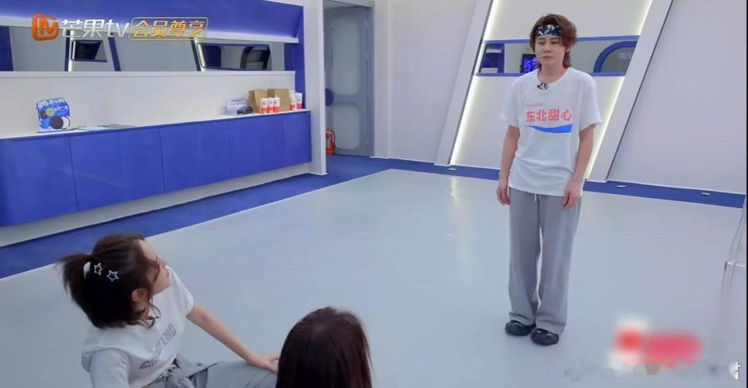 李小冉唐艺昕你俩别太会哄了 王濛：我做手势舞有点紧张。李小冉唐艺昕：不，你特别好