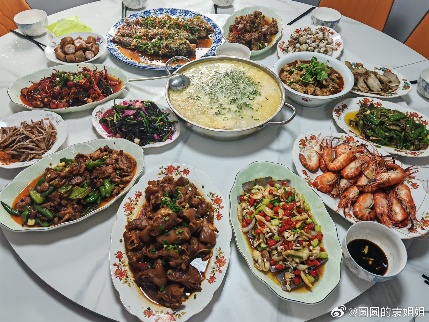 天呐，这样的家宴可以多来几次呀只顾着吃，根本不用动手大家都吃饭了吗快来看看有没有