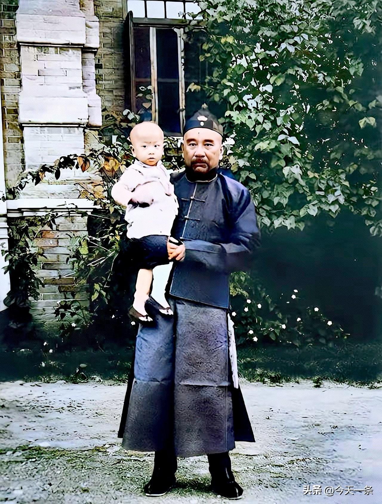 这是张勋63岁时抱着幼子的照片。作为民国时期的大V公知，穿的应该是最标准的汉服吧