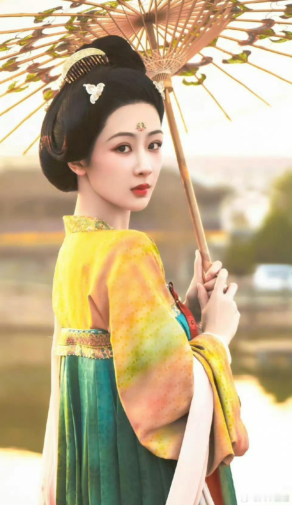 #杨紫cue了国色芳华#锦绣华裳，步履轻盈，穿越千年，只为与君相遇时。​​​