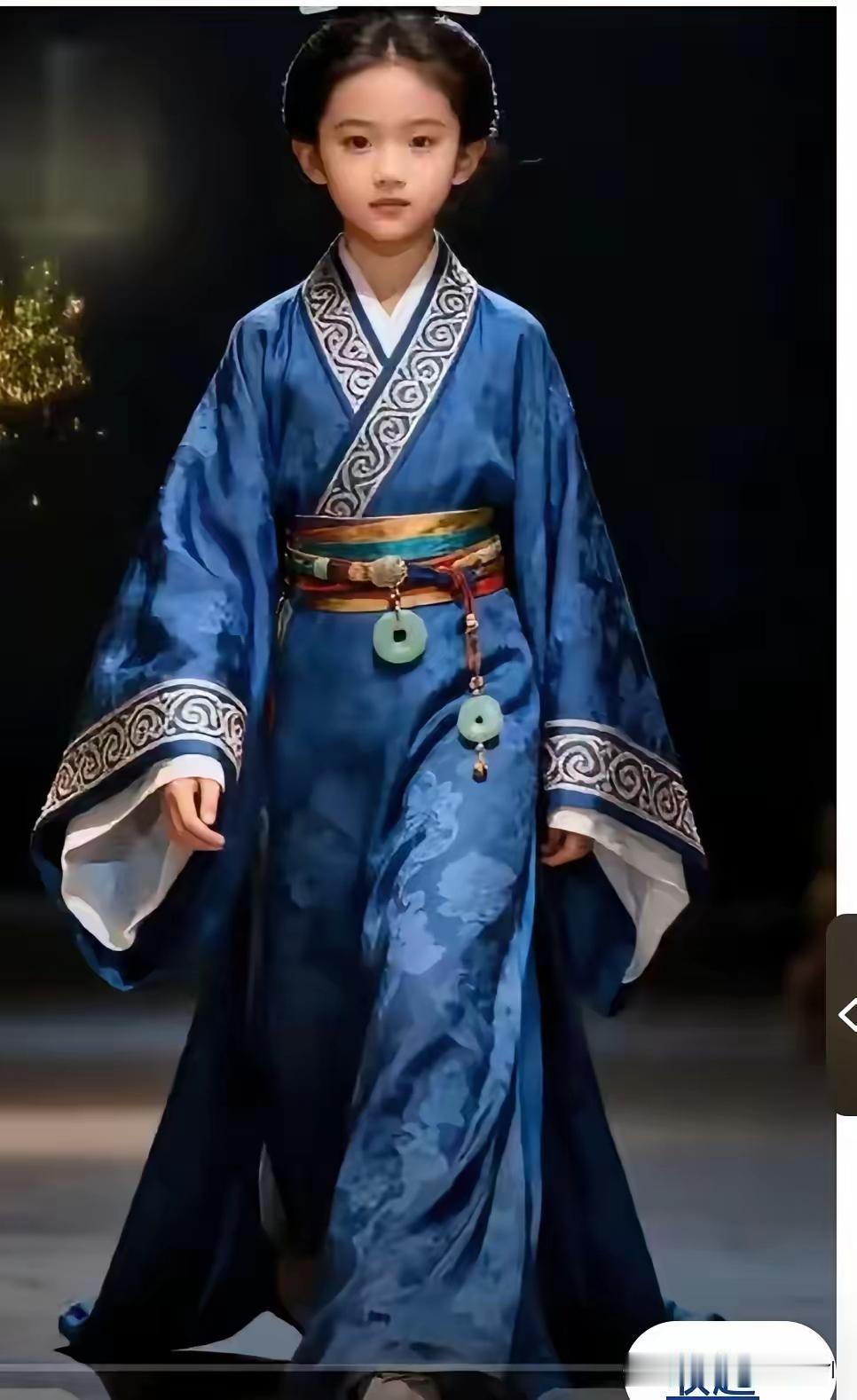 日本引导员穿着交领右衽，站在中国队前面。中国代表团穿着运动服走过去了。这事儿底下