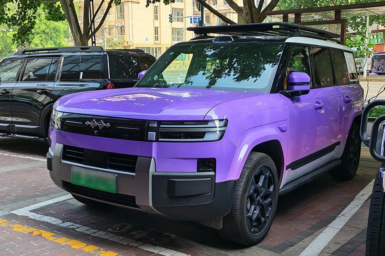 为什么说买钛7 EV版的话，可以考虑下加5000元，升级到云夜紫，因为当你看到这
