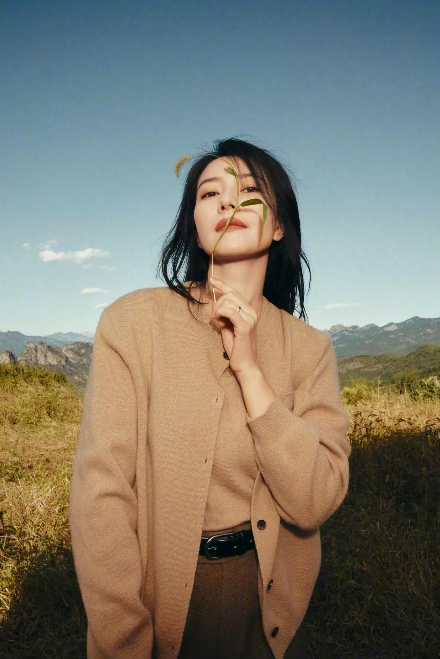 日常风衣造型随性俏皮，活动造型优雅大气，山野写真又自带氛围感，在不同风格间切换自