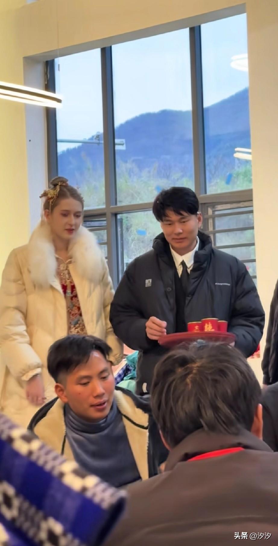 大家有没有发现？
现在大量的中国男性娶了乌克兰美女，
他们看着长得很一般，
但是