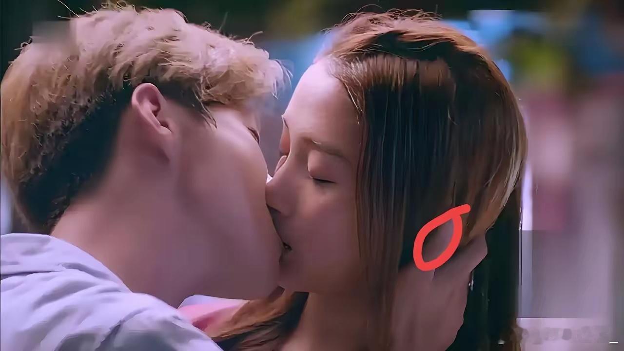 关晓彤这次就算有100张嘴，也说不清了她这次拍吻戏，真的不是她自己愿意，而是剧情