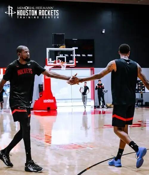 没申京反而把对手碾得更碎。
今晚休斯顿证明了：最危险的中锋不在油漆区，而在三分线