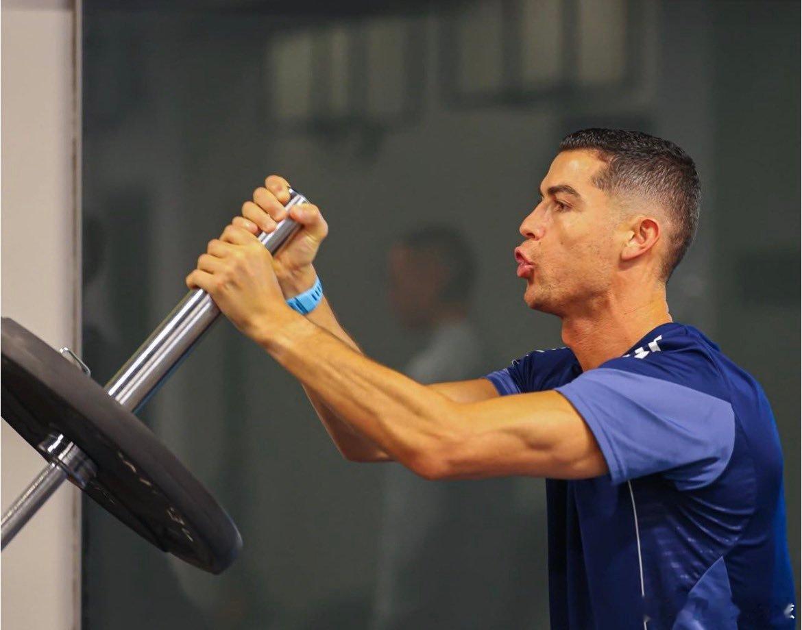 C罗 努力工作...... 