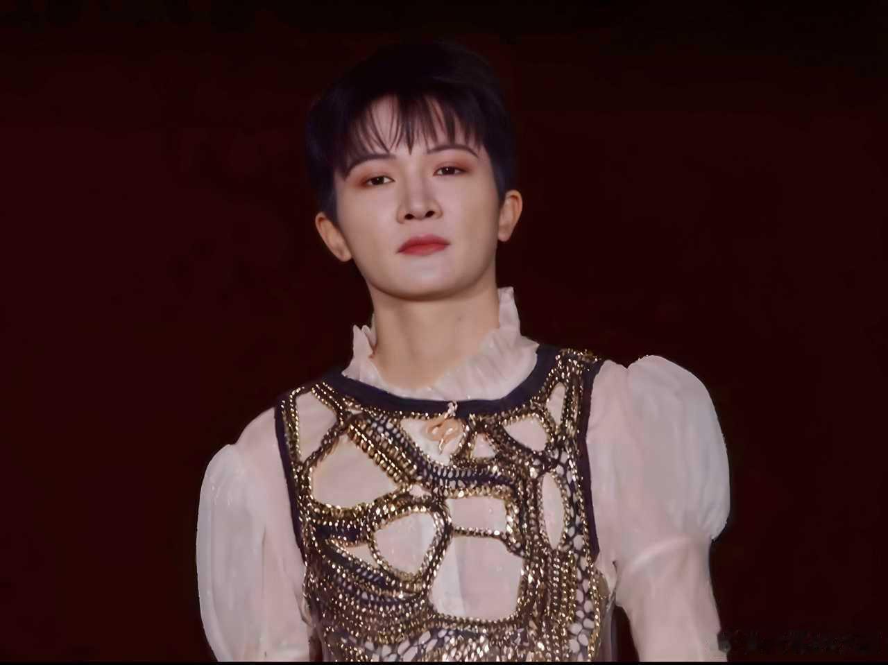 ✨ ✨ 【小圈跟米子们说午安啦】躬身九十度，双眼盛露华。风过青竹末，谦谦立晚霞。