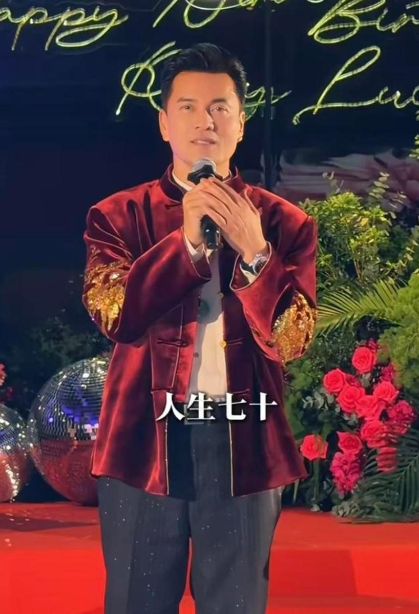 大家看这像一个七十岁的男人吗？这是吕良伟70岁生日时晒出的照片，大家都说看上像个