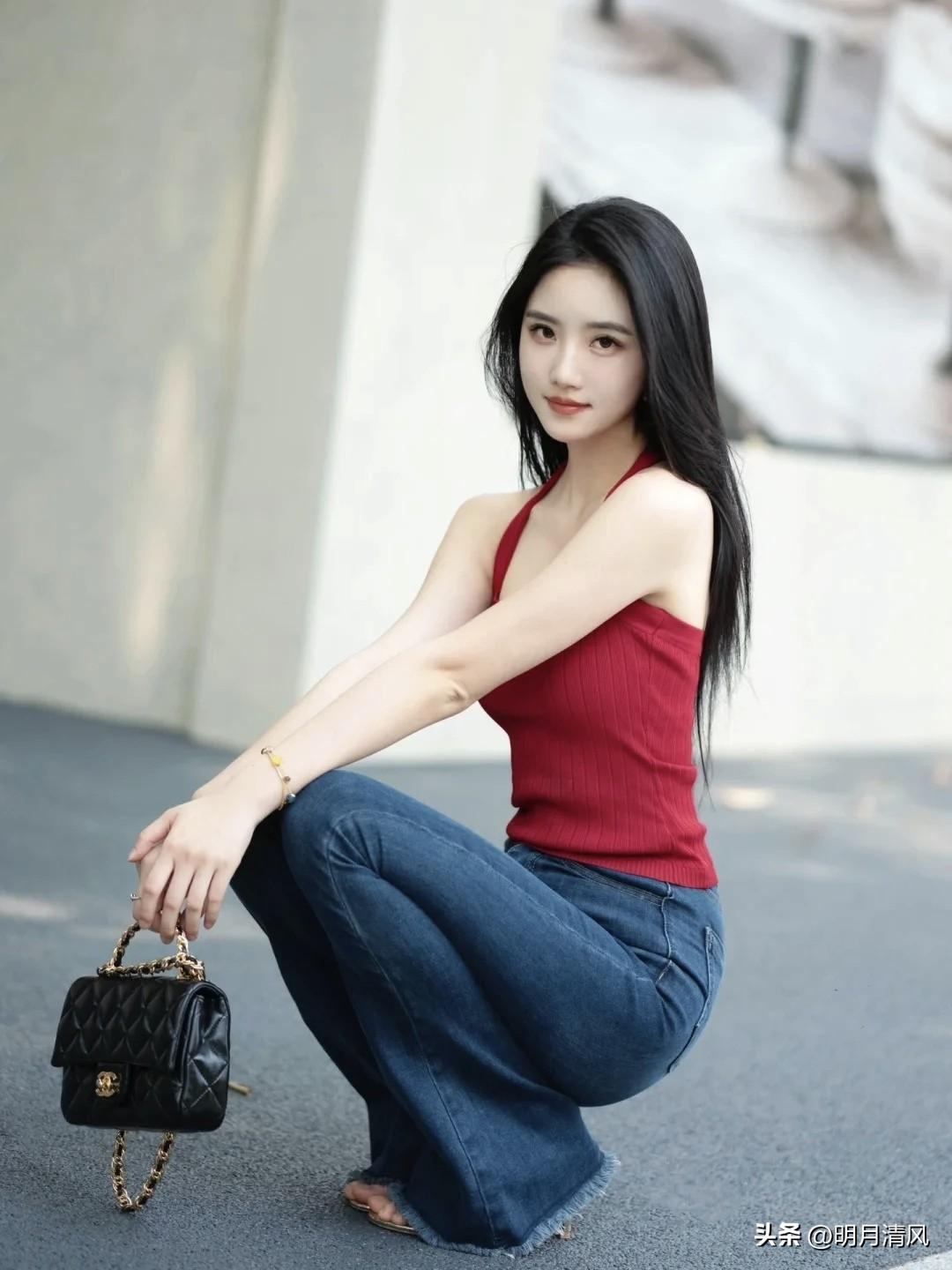 牛仔裤配细高跟，真的绝了！👖👠

今天推荐几个个姿势，尤其是双腿交叉站，一腿