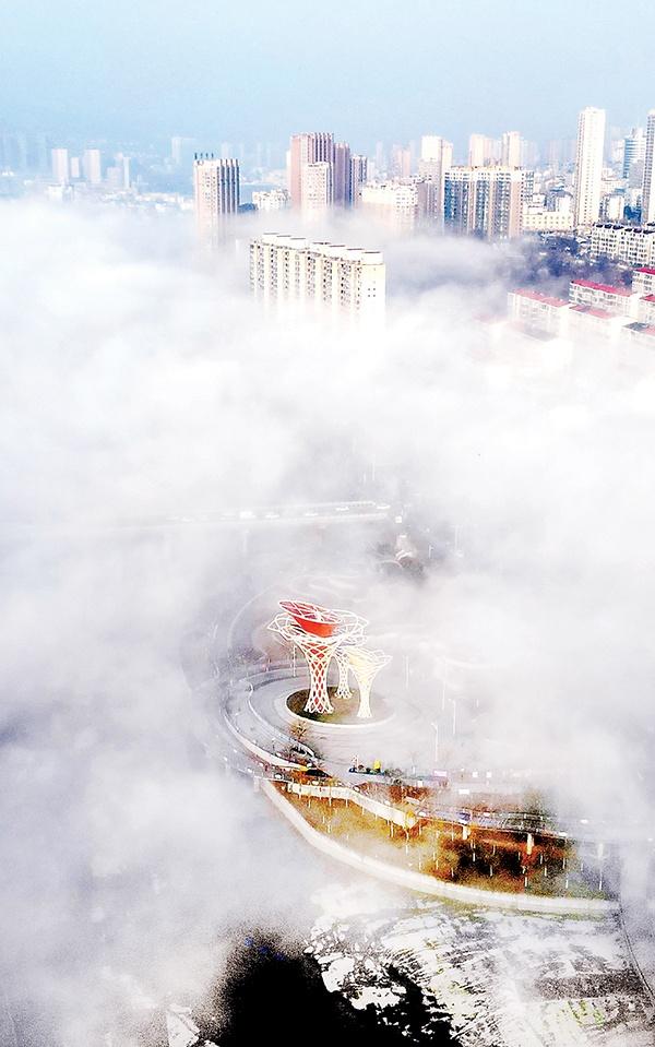 【一城春色半城雾 流水潺潺是行云】3月15日，一场春雨过后，天空放晴，阳泉市市区