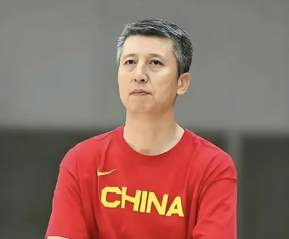 新版中国男篮，先给球迷一个大惊喜，就是12人大名单里，居然有7位00后，平均年龄