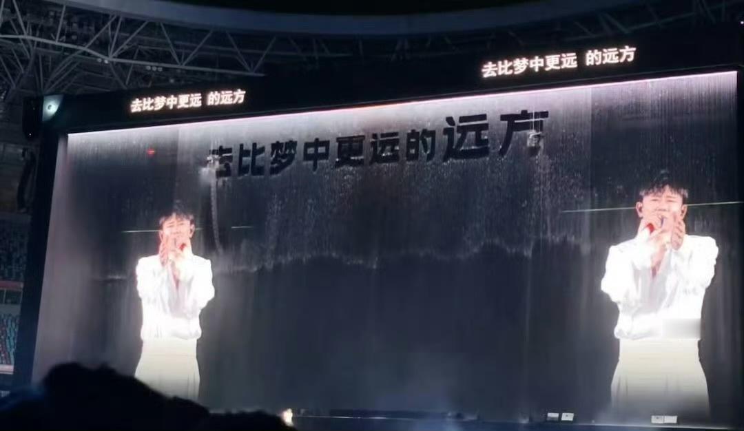 张杰从天而降的歌词伴着旋律沉浸式合唱，细细品读歌词才读懂其中的打动人心之处，搭配