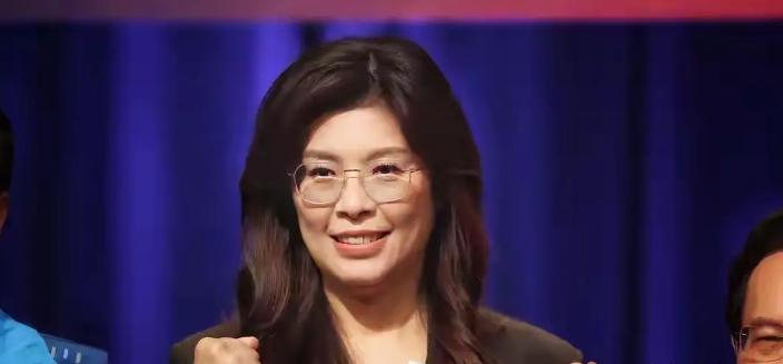 郑丽文摊牌了，在1月11日 ，表明了心声：现阶段既不要“独”，也别急着谈“统”，