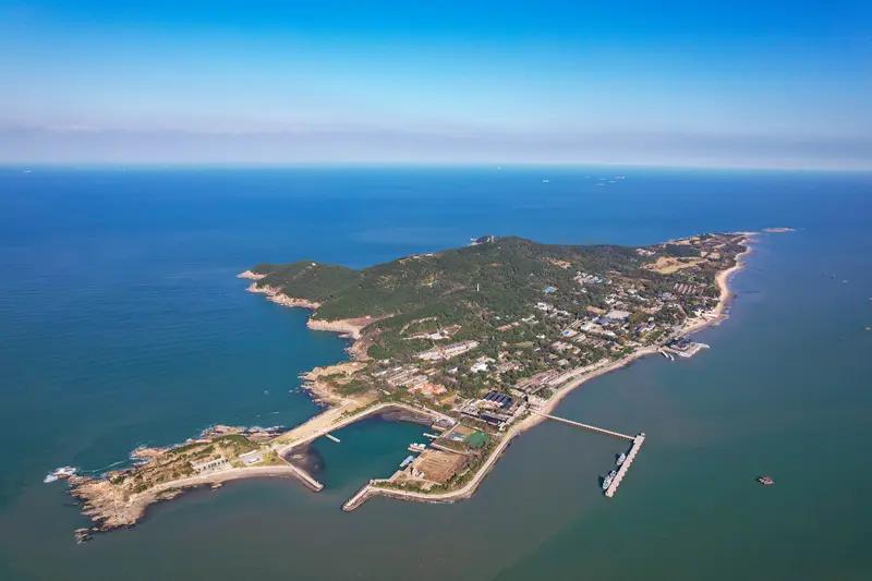刘公岛位于山东威海，历史上是北洋水师的基地，具有重要的历史象征意义。该水域面向黄