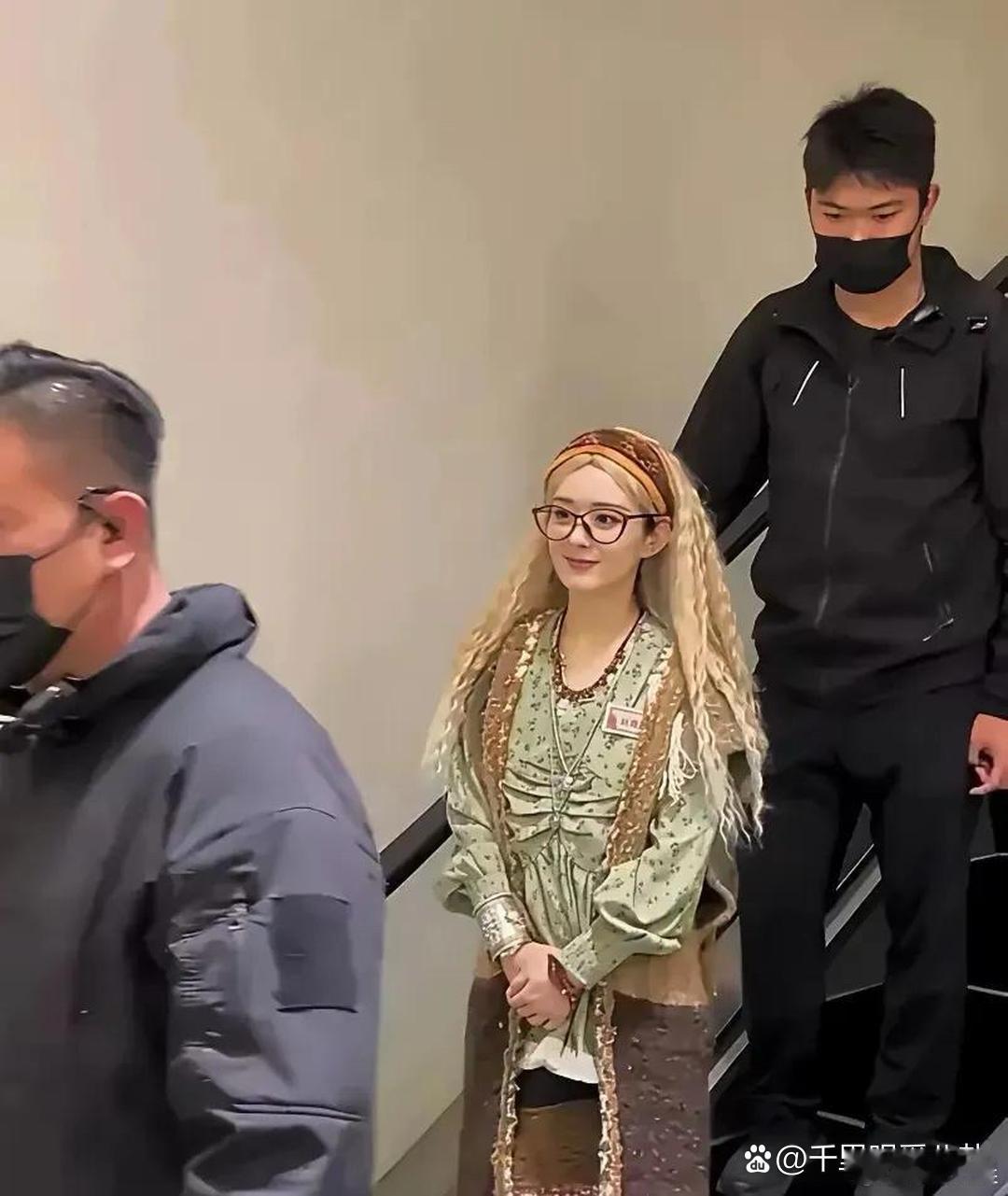 第一眼完全没认出来，没想到这居然是赵丽颖，和往日的模样差别太大了。 