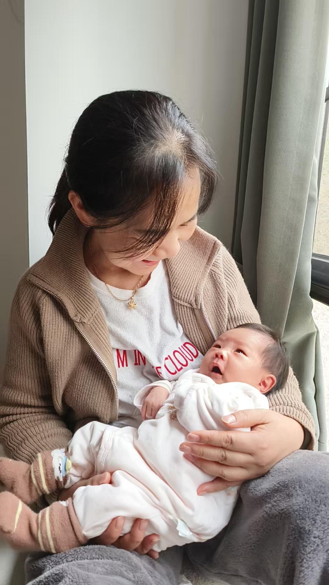 与奶奶对视，画面好温馨！