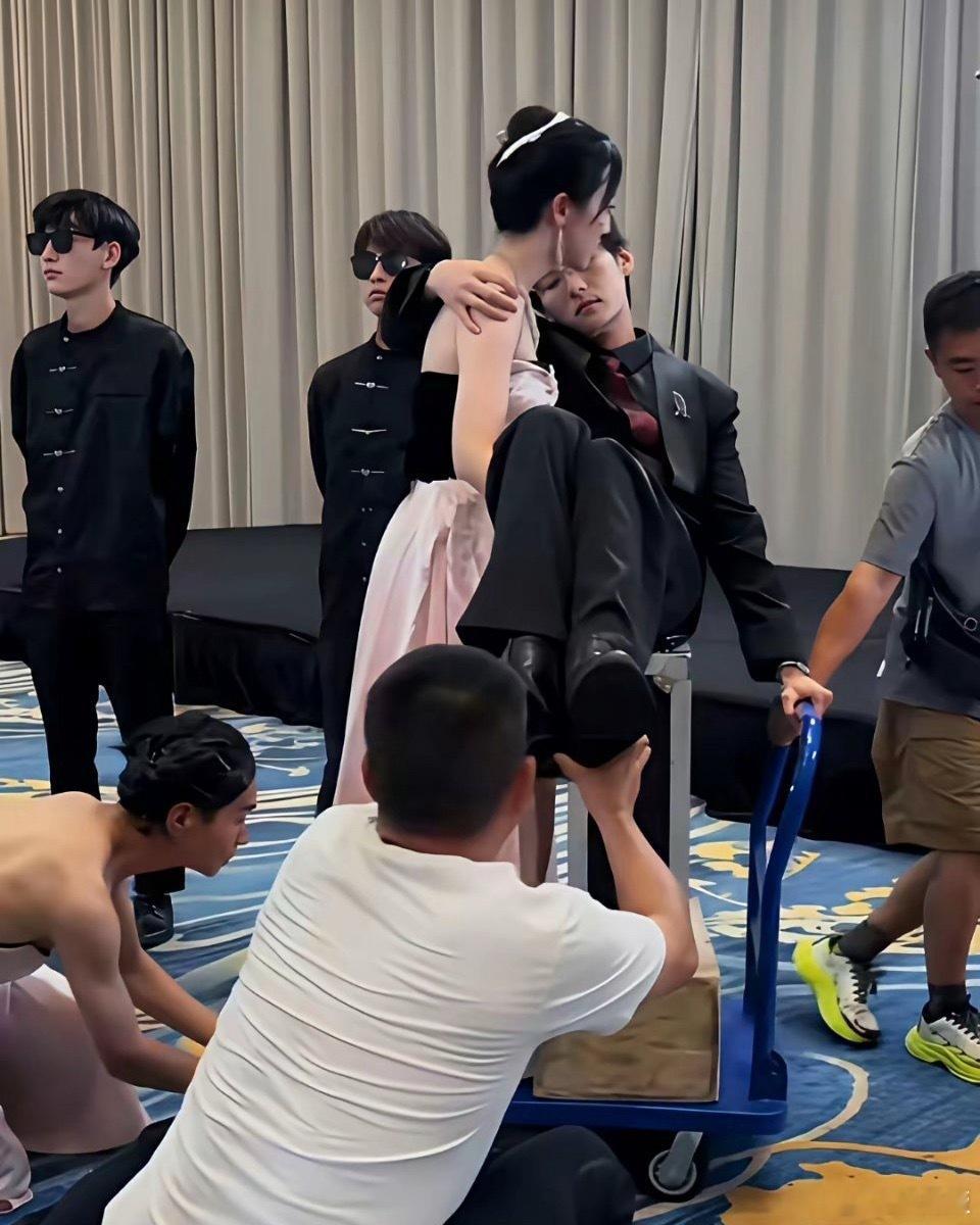 终于知道了一个事情，原来短剧里女主公主抱男主是这样子拍出来的呀[笑cry] ​​