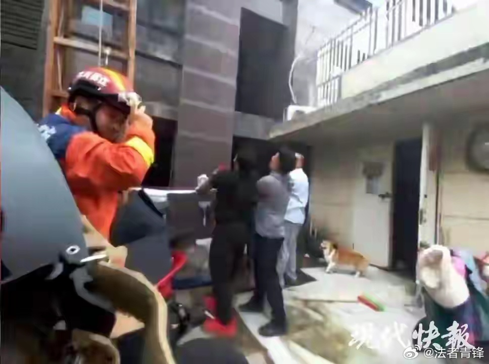 火灾母女坠楼事发小区居民发声所以，还是不要轻易下结论，救人消防还是比其他人专业。