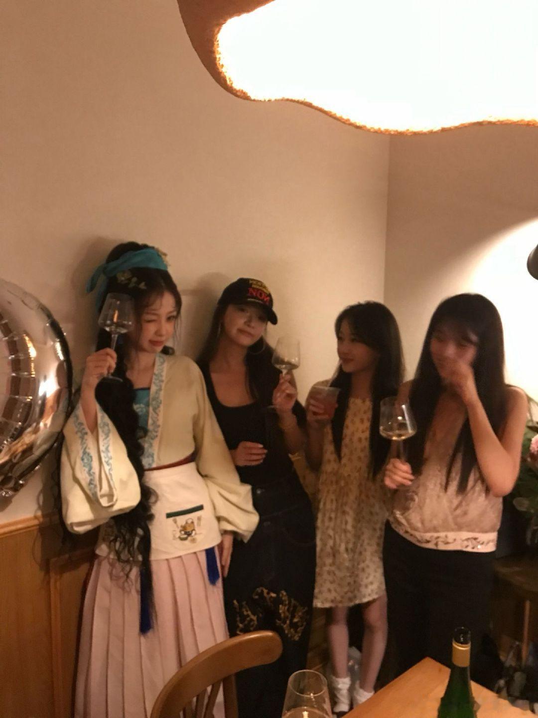 虞书欣虞书欣给朋友过生日虞书欣穿戏服给周梓倩过生日 虞书欣周梓倩真的特别特别好，