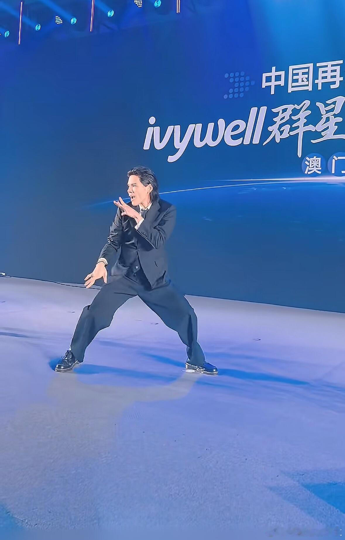 向佐功夫九年前的向佐翻到向佐九年前武打物料，动作连贯有力，能看出日复一日的苦练。