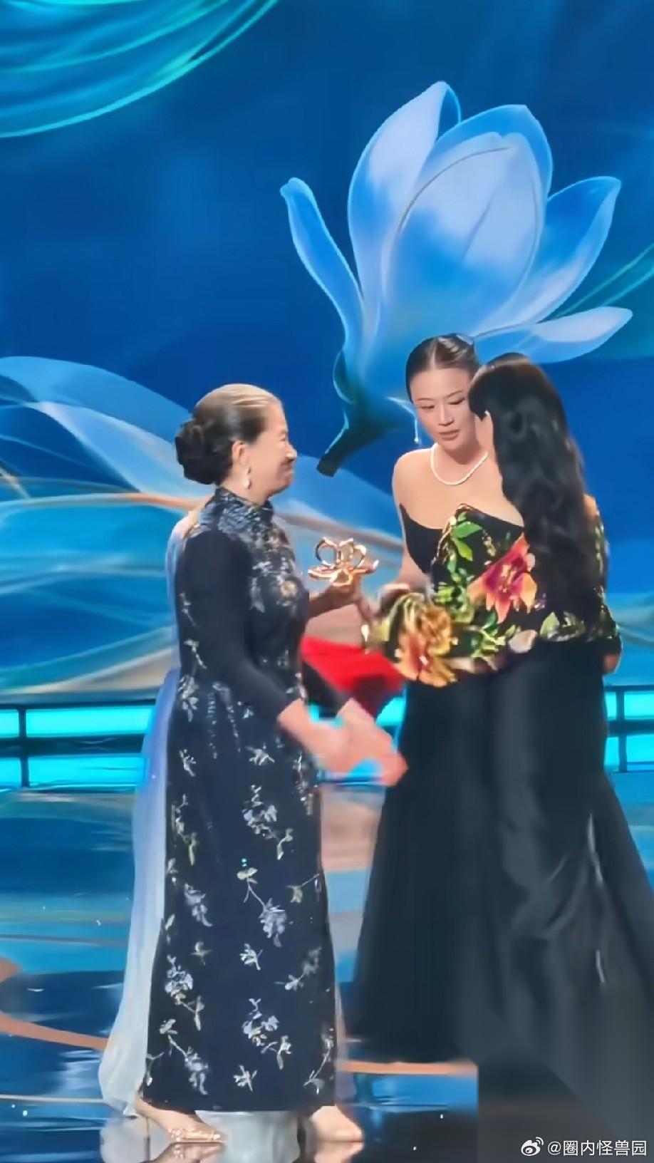 真没想到迟蓬这位资深老戏骨如今才拿下白玉兰女配。我平时不常追剧，却总能在多部剧里