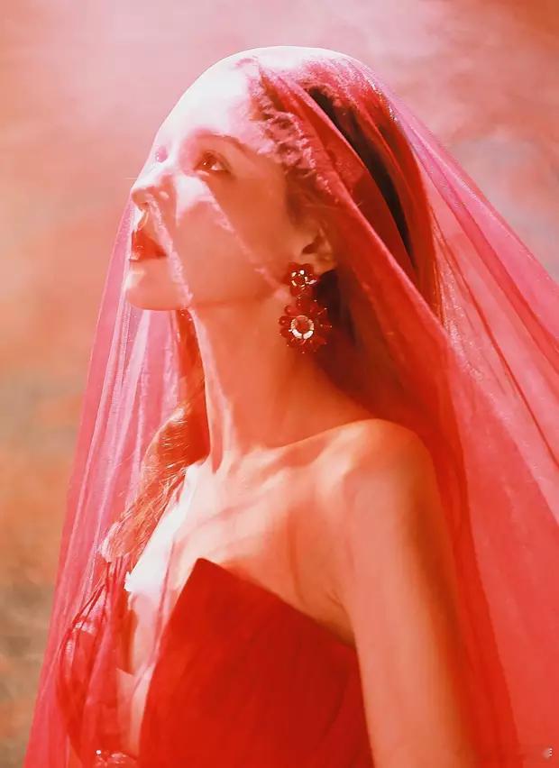 分享娱乐[超话]分享娱乐 张予曦一袭抹胸长裙身材凹凸有致 红纱覆面神秘魅惑 ​​