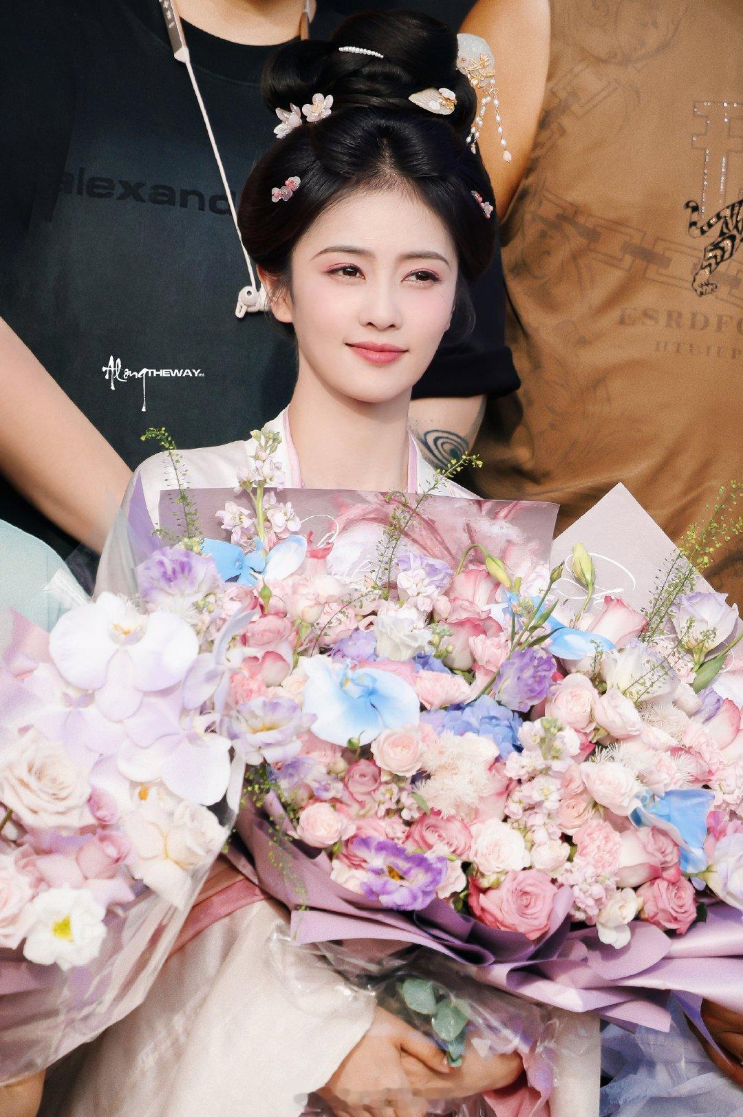 白鹿莫离今日杀青，杀青快乐🎉 ​​​