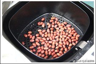 家庭自制“脱油花生米”（无油/少油、酥脆不腻）。

推荐用​空气炸锅；
 食材：